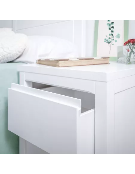 Mesa de cabeceira em quarto juvenil