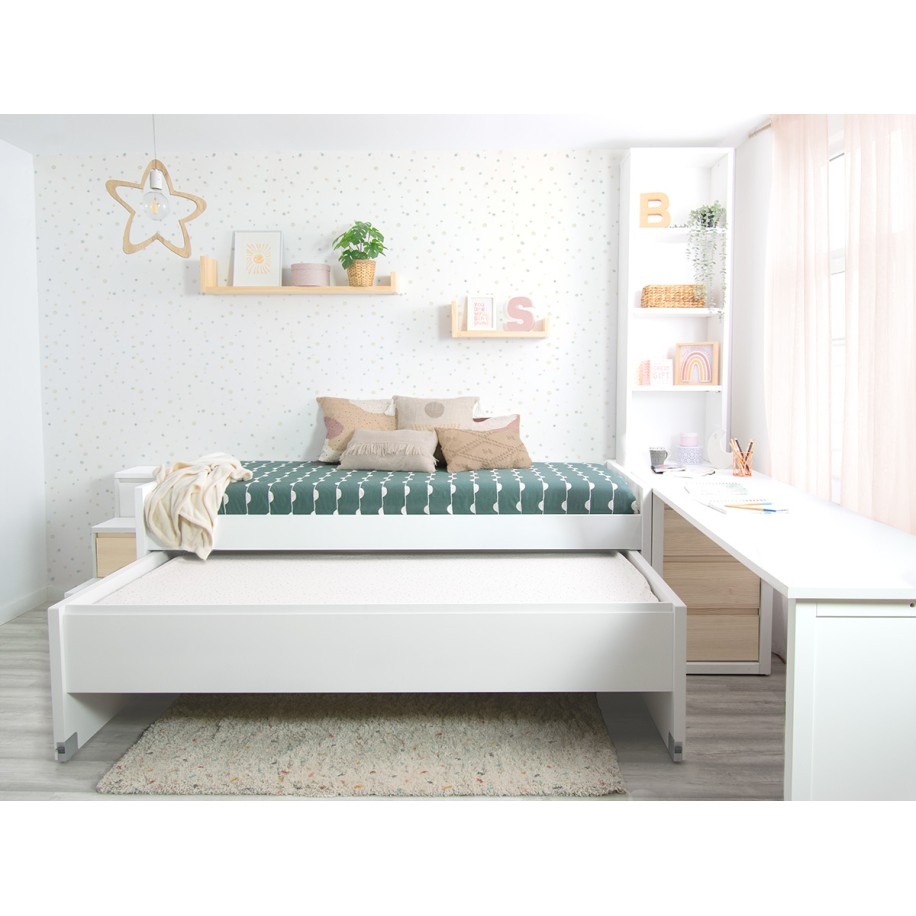 Cama dupla com gavetas em branco e madeira natural