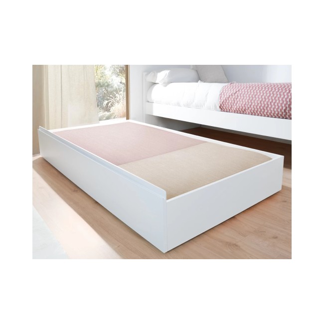 Cama inferior de madeira com rodas