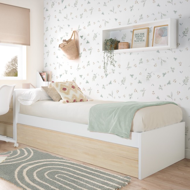 Cama dupla de madeira branca e natural - Estrado baixo
