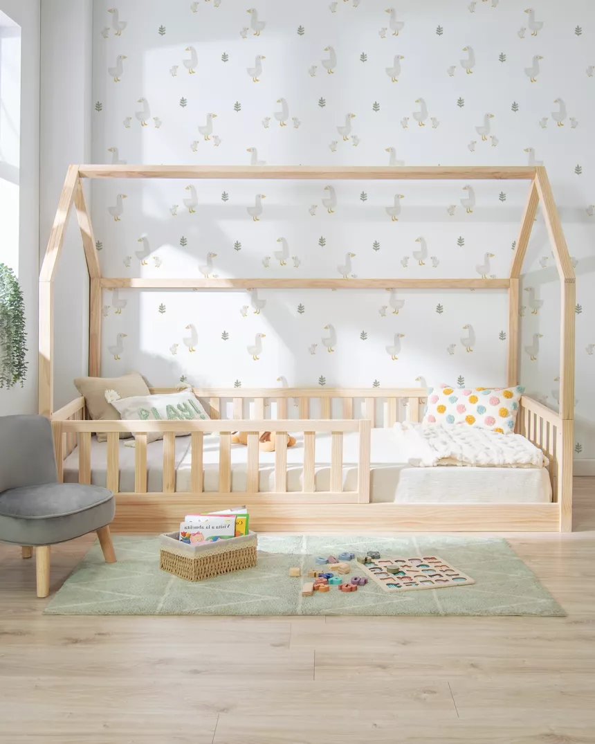 Cama casinha Montessori madeira com barreira de proteção 2