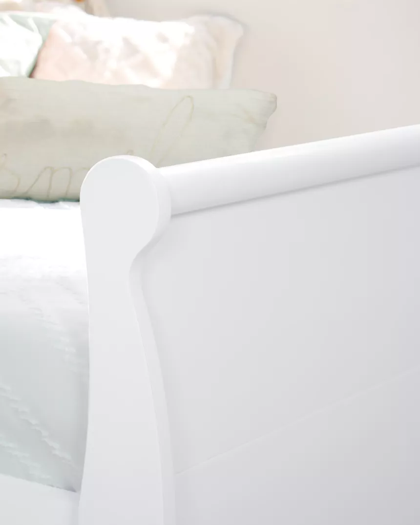 Cama de rodízio tipo gôndola em madeira branca e natural