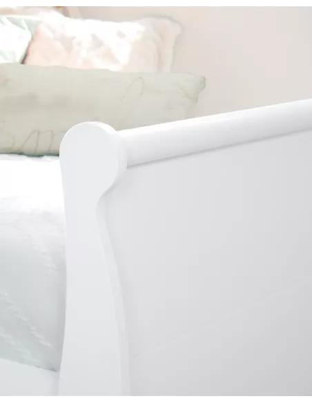 Cama de rodízio tipo gôndola em madeira branca e natural