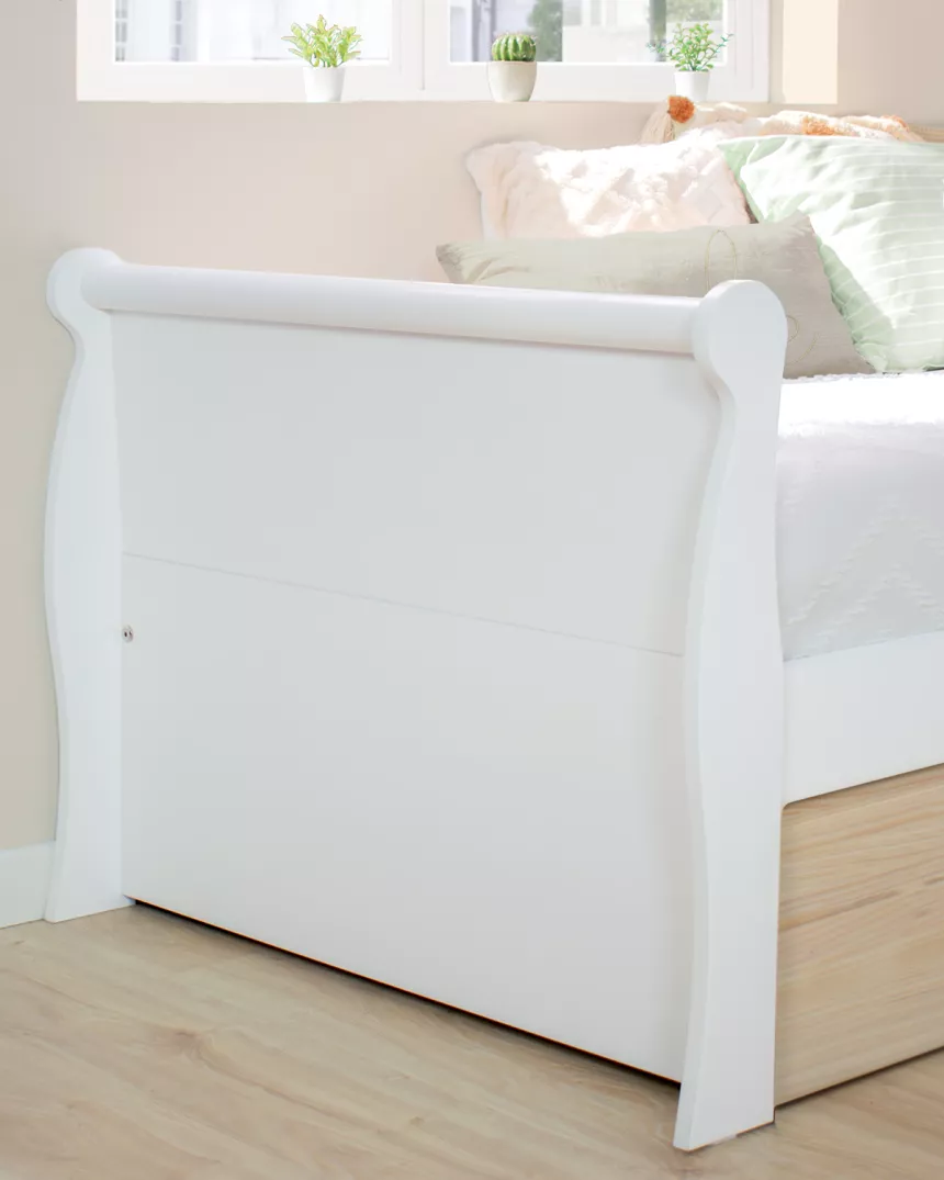 Cama de rodízio tipo gôndola em madeira branca e natural