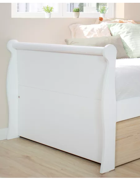 Cama de rodízio tipo gôndola em madeira branca e natural