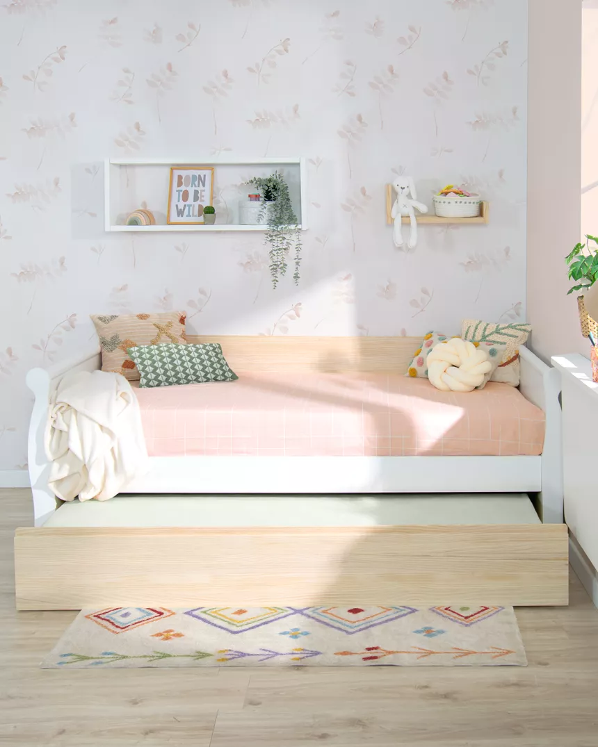 Cama de rodízio tipo gôndola em madeira branca e natural 2