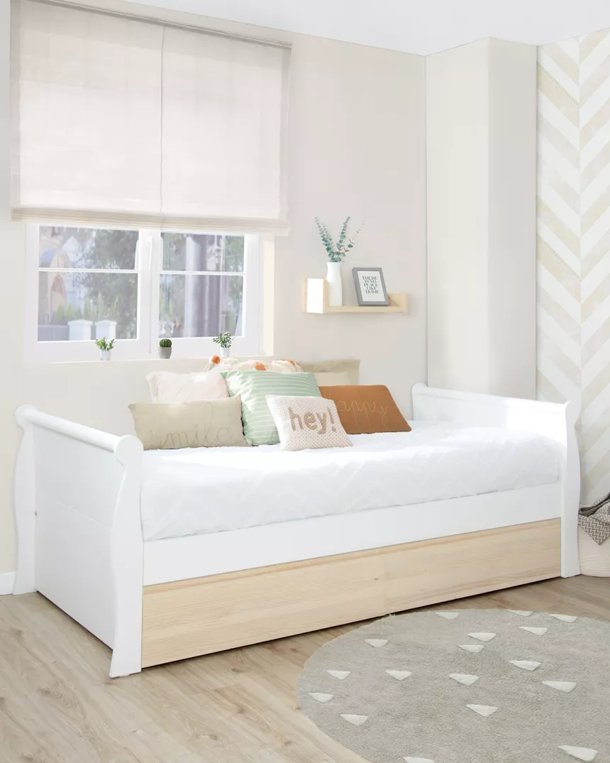 Cama de rodízio tipo gôndola em madeira branca e natural