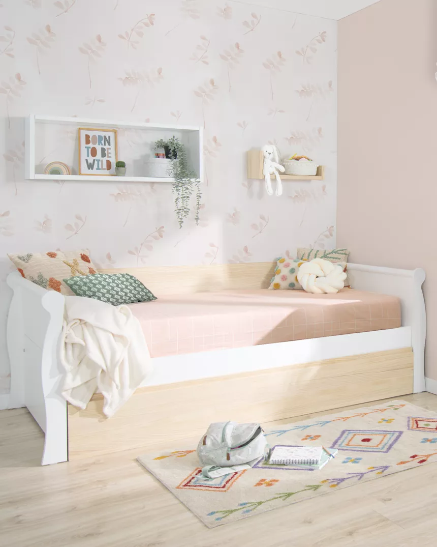 Cama de rodízio tipo gôndola em madeira branca e natural