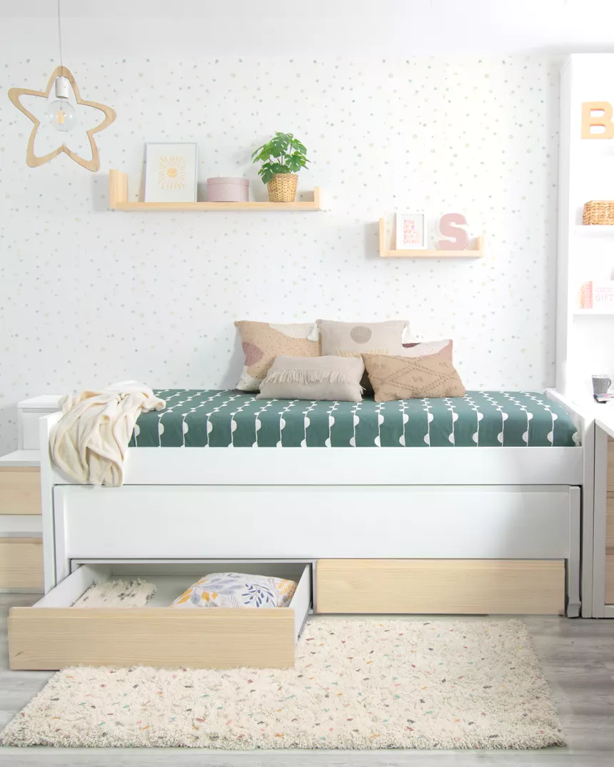 Cama dupla com gavetas em branco e madeira natural 2