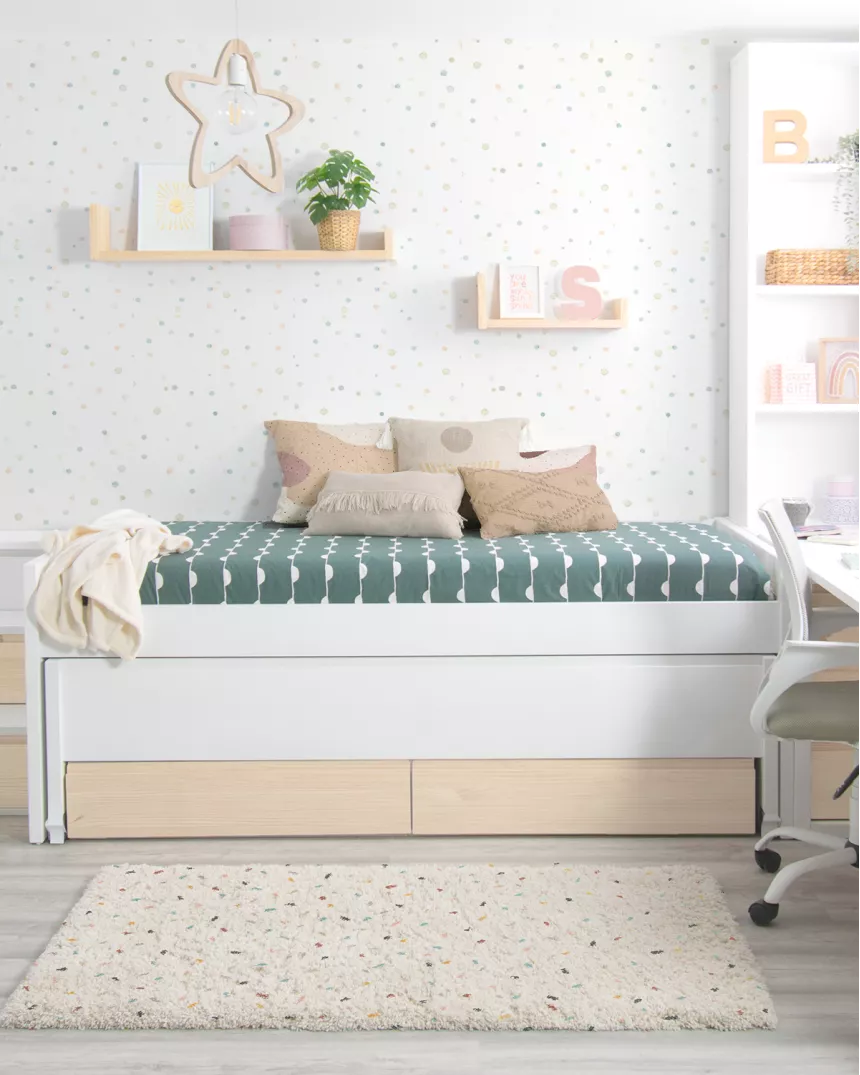 Cama dupla com gavetas em branco e madeira natural