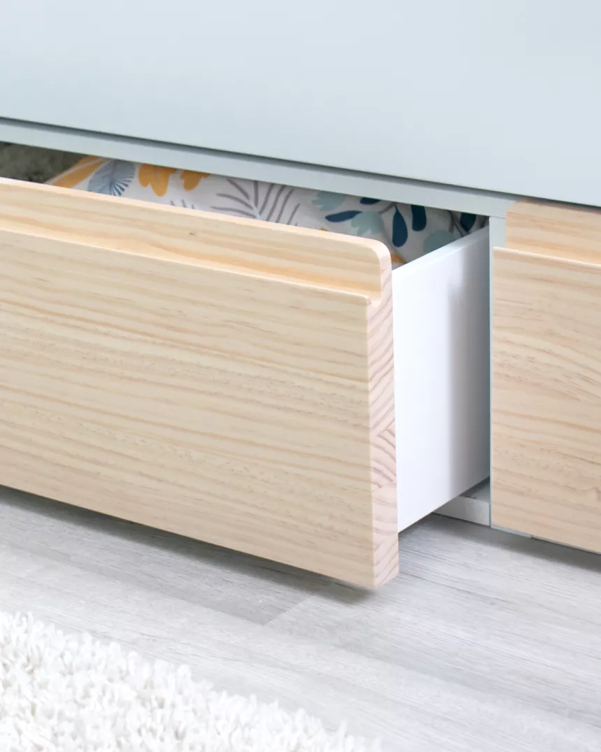 Cama dupla com gavetas em branco e madeira natural