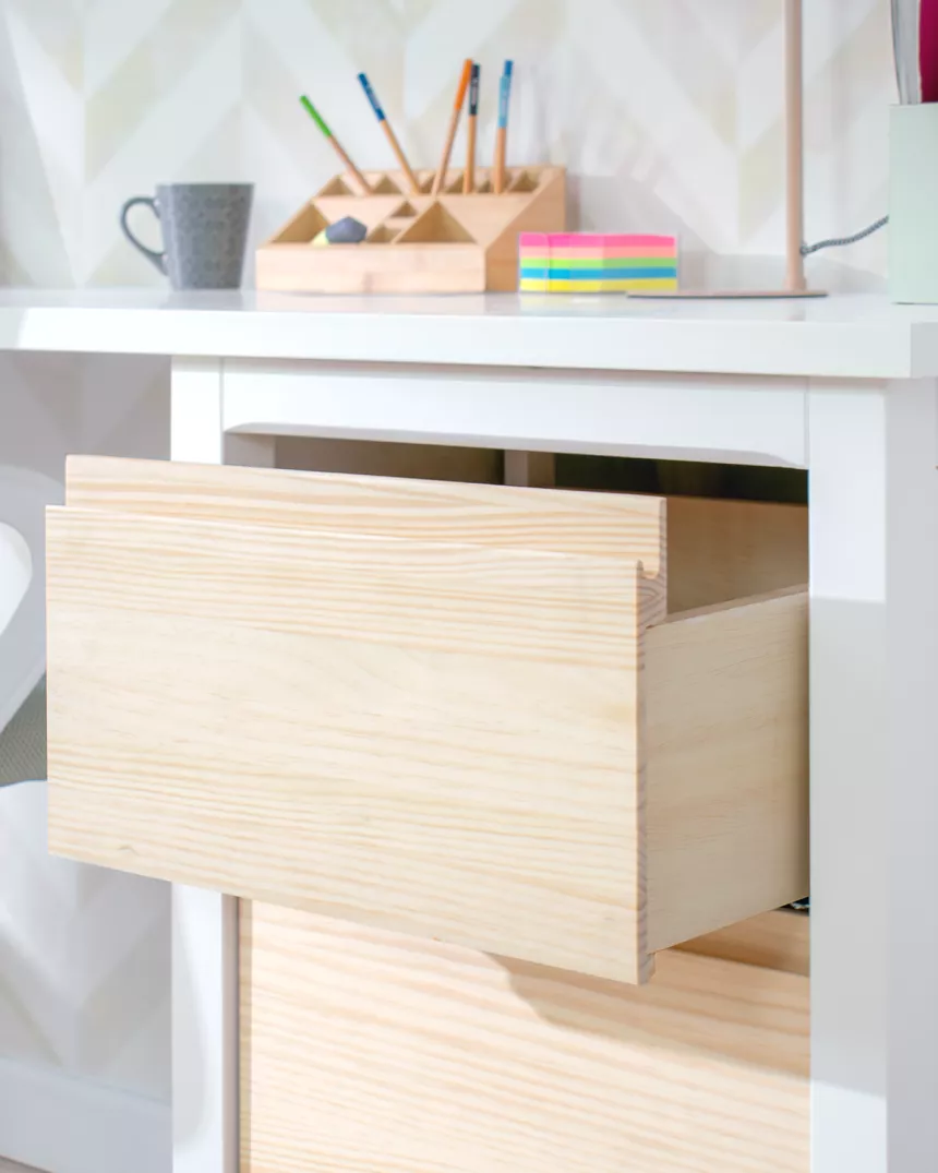 Secretária jovem com gavetas e laterais abertas. Lineal