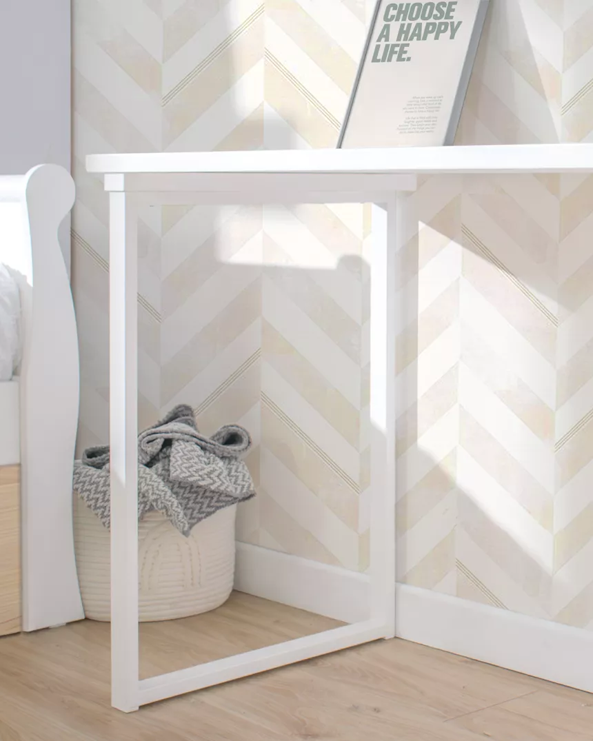 Secretária jovem com gavetas e laterais abertas. Lineal