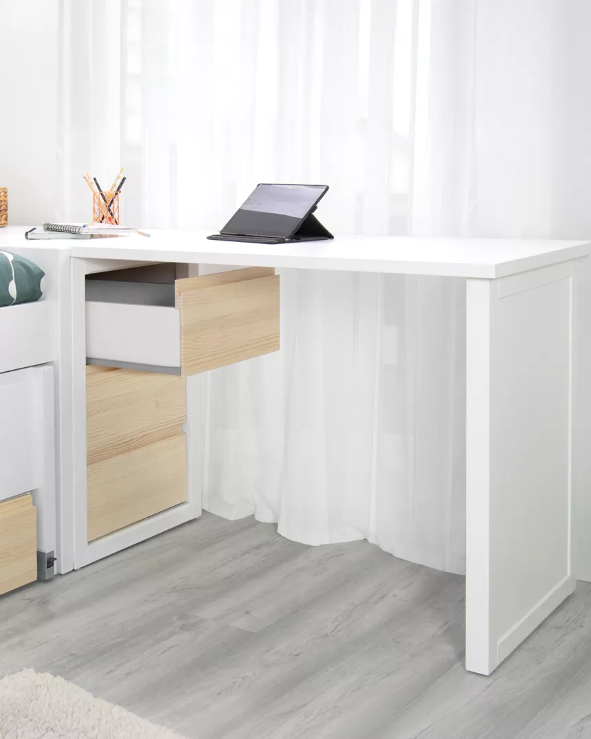 Secretária jovem com baú em madeira natural