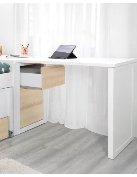 Secretária jovem com baú em madeira natural