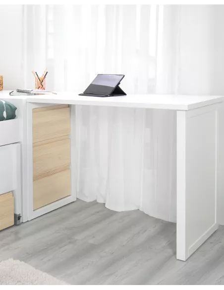 Secretária jovem com baú em madeira natural