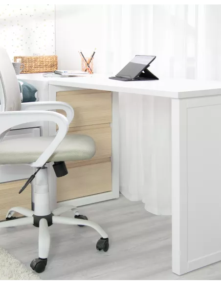 Secretária jovem com baú em madeira natural