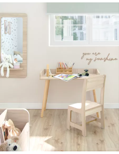 Mesa de madeira Montessori para crianças