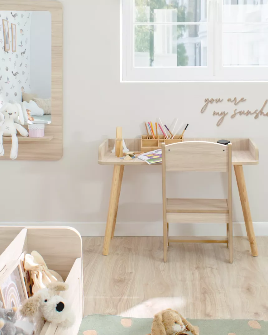 Mesa de madeira Montessori para crianças
