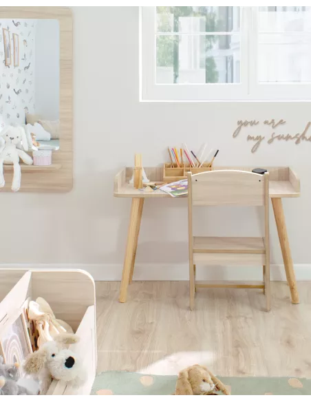 Mesa de madeira Montessori para crianças