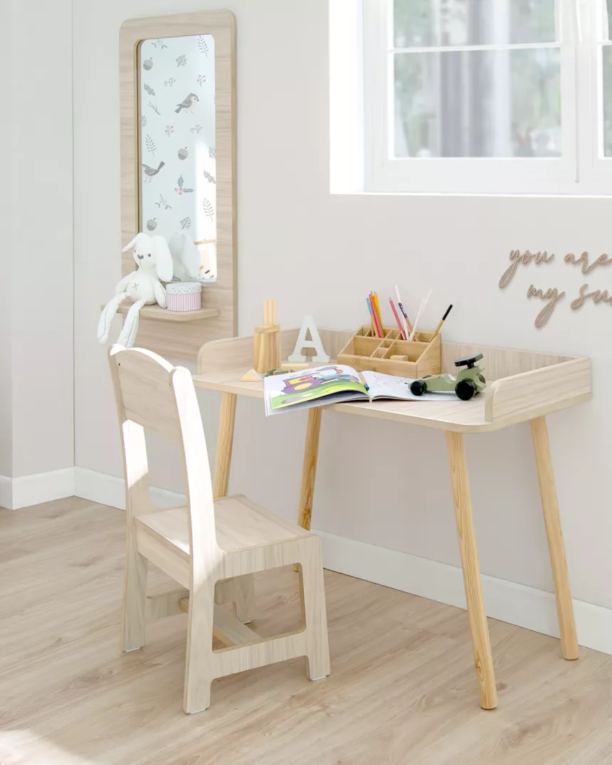 Mesa de madeira Montessori para crianças