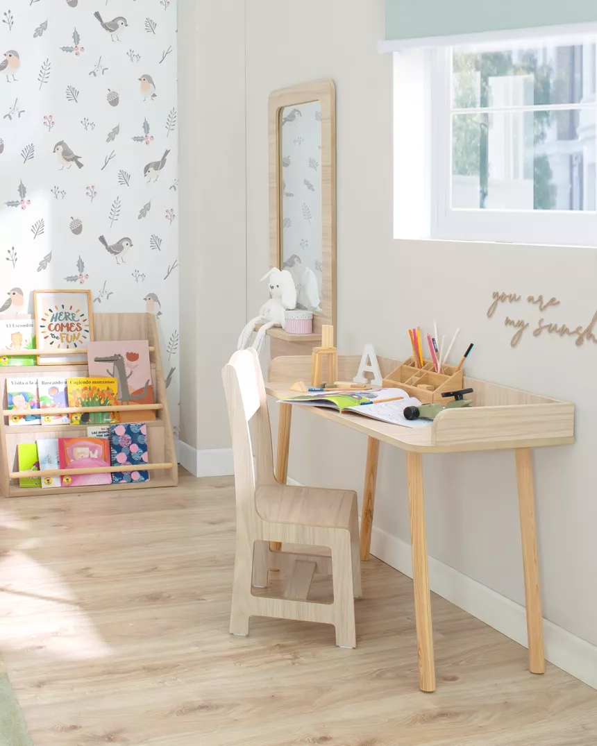 Mesa de madeira Montessori para crianças