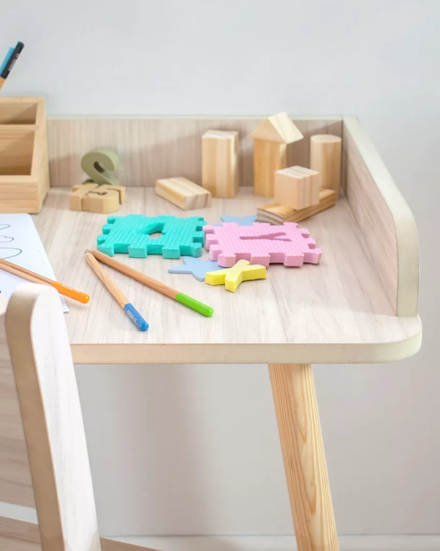 Mesa de madeira Montessori para crianças
