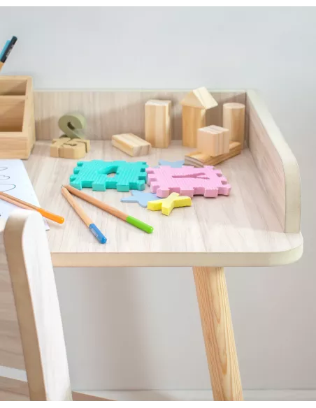 Mesa de madeira Montessori para crianças