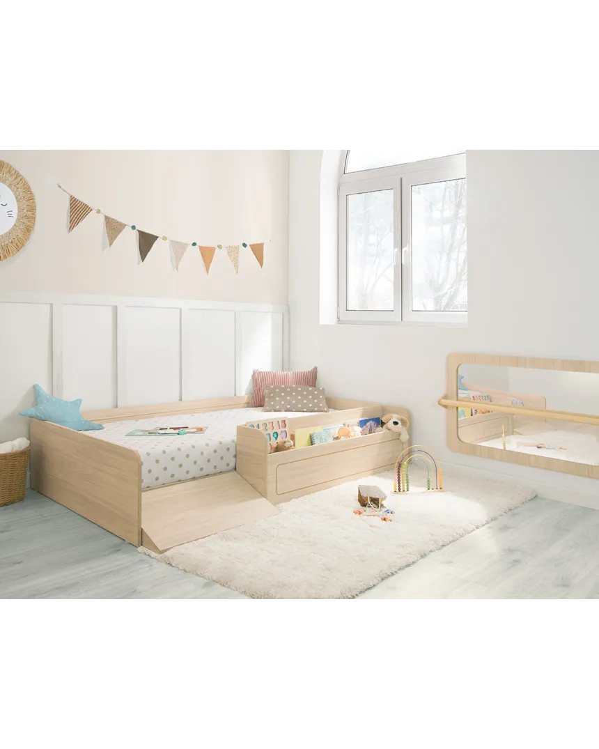 Quarto montessori com cama com rampa e brinquedeiro basic