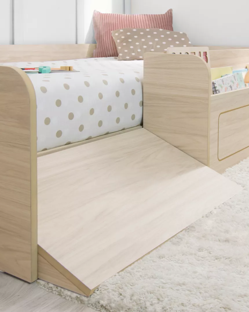 Quarto montessori com cama com rampa e brinquedeiro basic