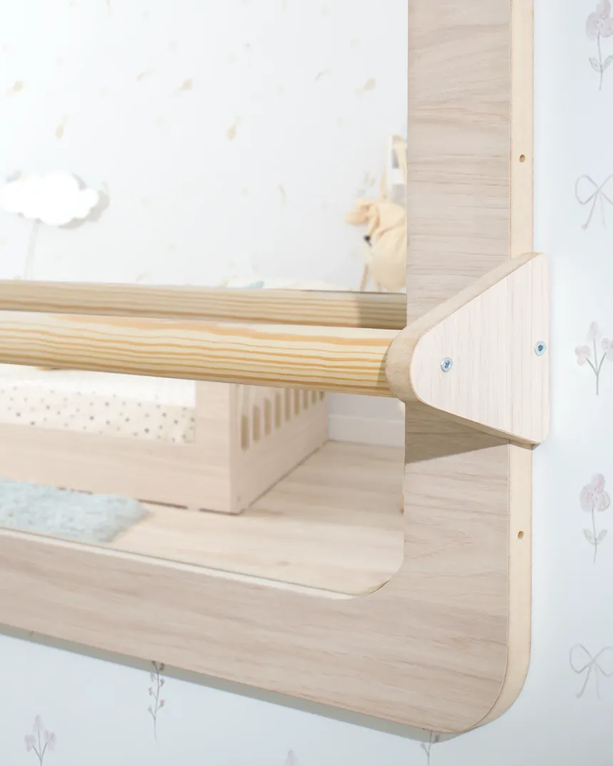 Quarto montessori com cama com rampa e brinquedeiro basic