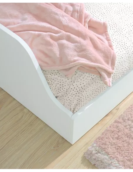 Quarto Montessori com cama casinha com telhado e luz