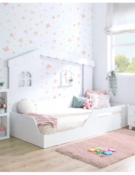 Quarto Montessori com cama casinha com telhado e luz