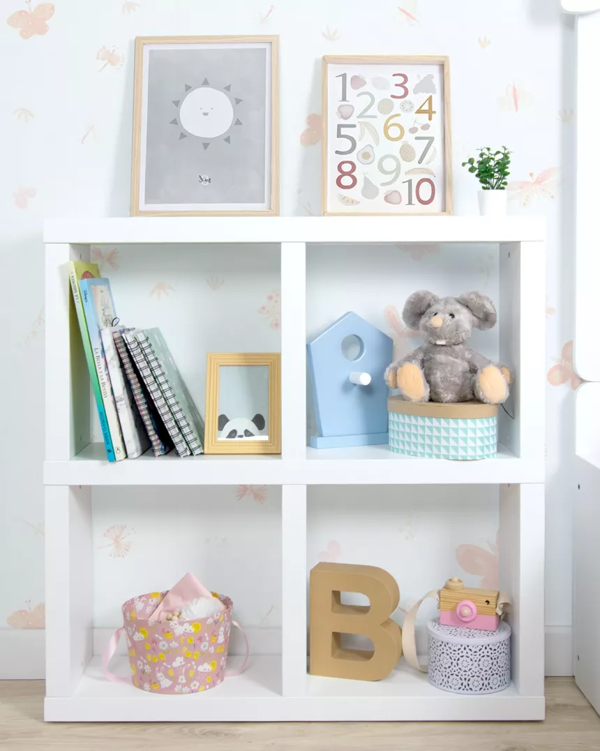 Quarto Montessori com cama casinha com telhado e luz