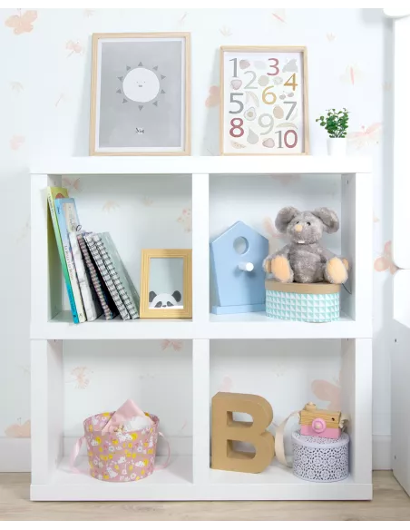 Quarto Montessori com cama casinha com telhado e luz