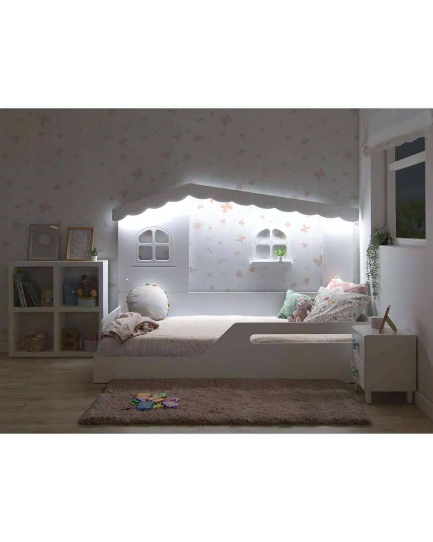Quarto Montessori com cama casinha com telhado e luz 2