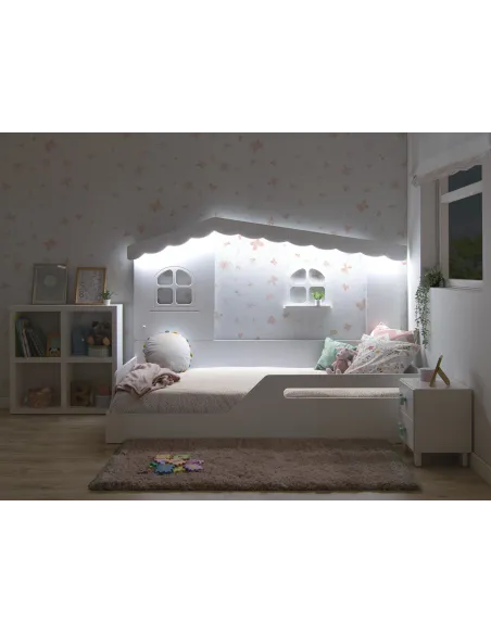 Quarto Montessori com cama casinha com telhado e luz