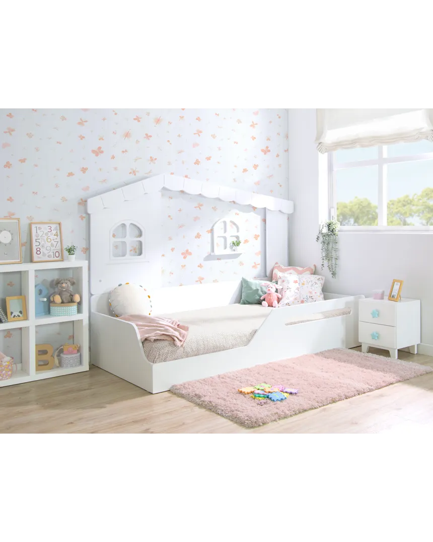 Quarto Montessori com cama casinha com telhado e luz