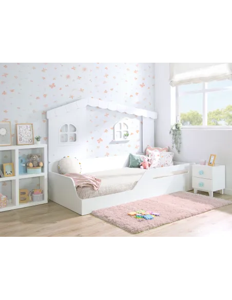 Quarto Montessori com cama casinha com telhado e luz