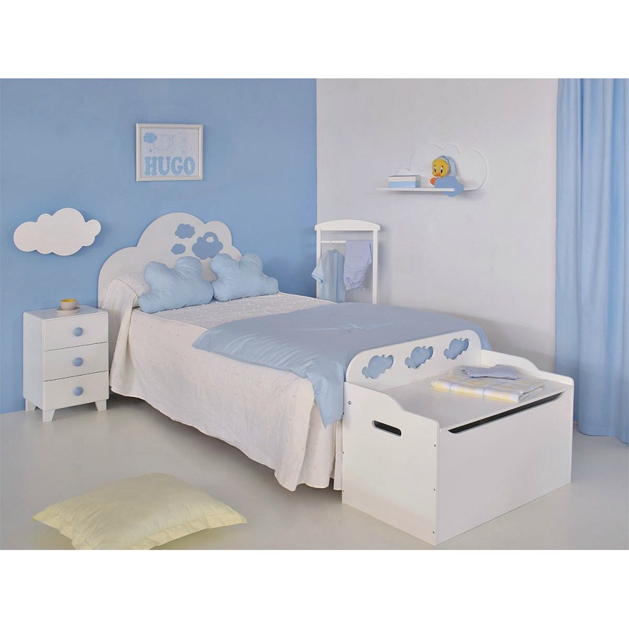 Quarto infantil com baú nuvens