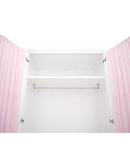 Roupeiro aberto com cortinas