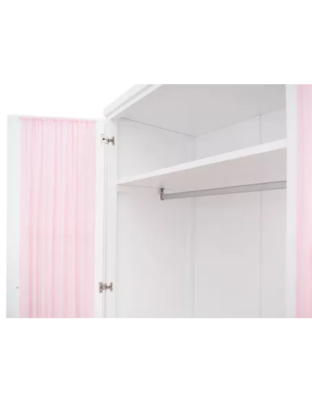 Roupeiro com cortinas rosas detalhe