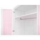 Roupeiro com cortinas rosas detalhe