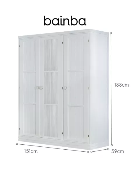 Roupeiro com cortinas brancas sem pés