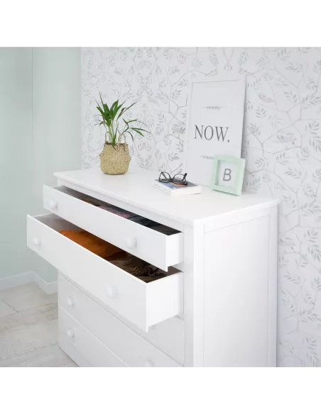 Cômodo gavetas abertas