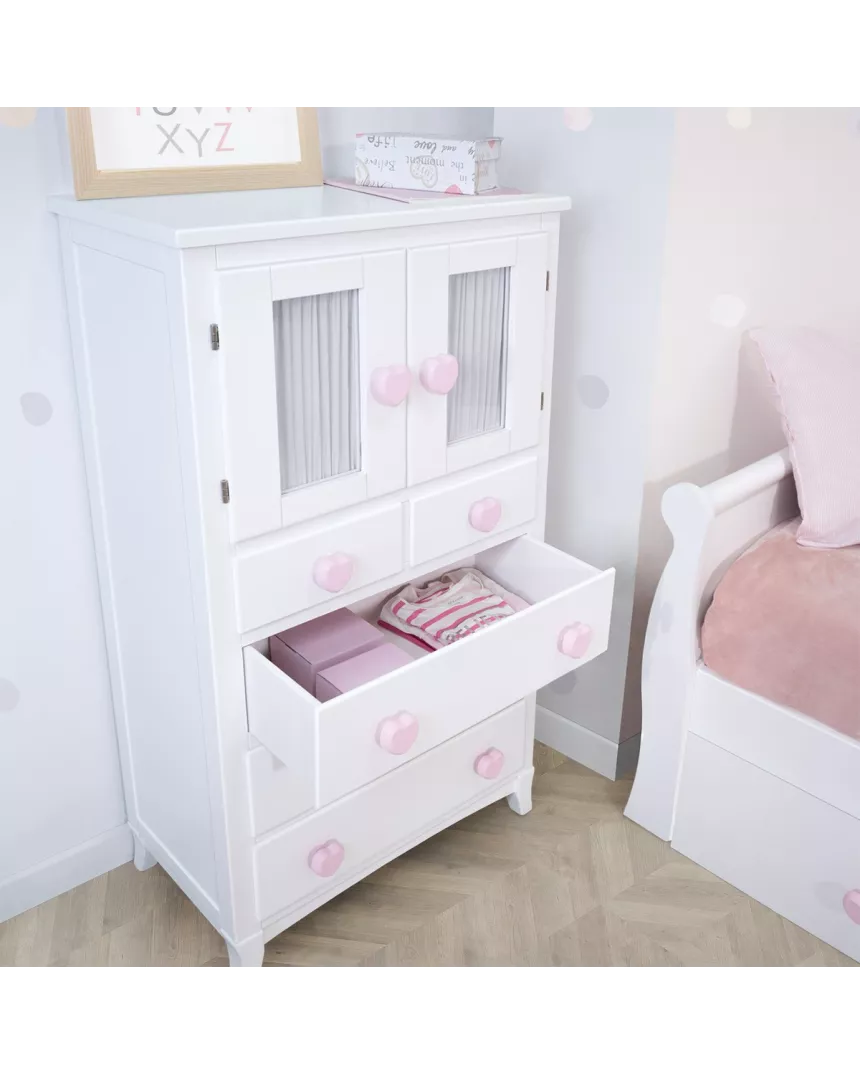 Puxadores corações brancos e cortinas brancas