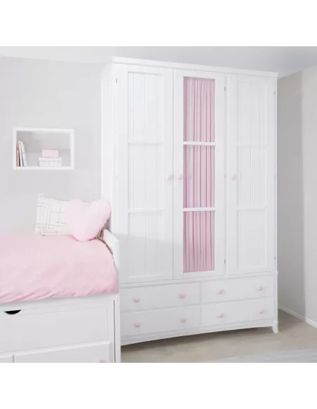 Roupeiro com cortinas rosas