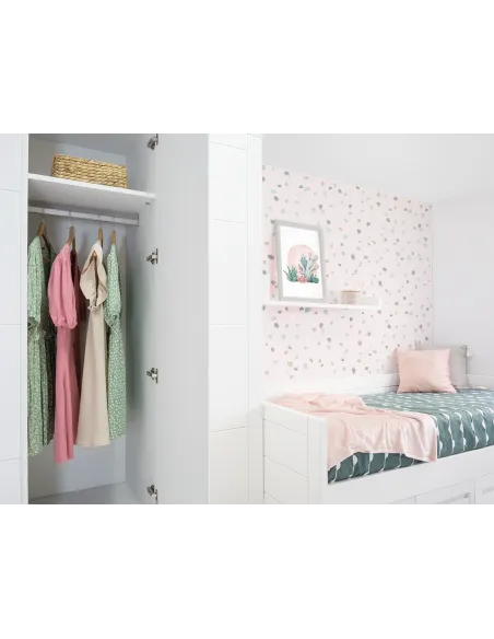 Detalhe roupeiro juvenil