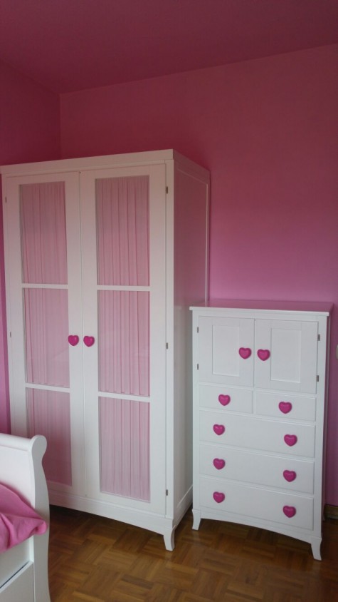 Quarto infantil para raparigas. Armário e cómoda e com cortinas. 