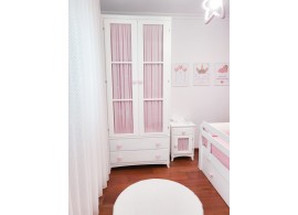 Roupeiro infantil com cortinas rosa